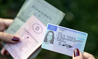 Alte Führerscheine, ob grau oder rosa, müssen zum Stichtag 19. Januar 2023 umgetauscht werden. Sonst droht bei einer Polizeikontrolle ein Verwarngeld. - Oliver Krato
