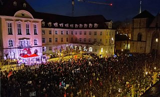 Der Rathausplatz füllt sich für eine Kundgebung gegen rechts in Herford. - Claus Frickemeier