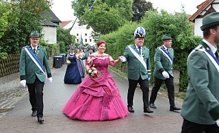 Schützenfest Muddenhagen: Barbara und Stefan Krull standen im Mittelpunkt beim Festumzug. - Saskia Jochheim