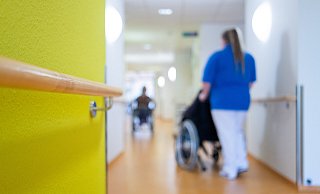 Anfang September wurden die Mindestlöhne in der Pflege angehoben. Die Personalnot hat sich dadurch im Kreis Minden-Lübbecke nicht verändert. - picture alliance/dpa