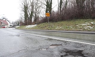 Die Ortsdurchfahrt in Borchen ist an vielen Stellen marode, Schlaglöcher und Risse zieren den Asphalt. - Uwe Müller
