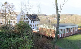 Das Liebfrauengymnasium ist in die Jahre gekommen. Im Hintergrund ist der sogenannte Neubau zu sehen, der aufgestockt werden soll. Rechts liegt die Turnhalle. - Johannes Büttner