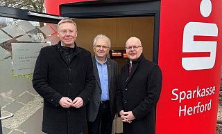 Bürgermeister Andreas Hüffmann (v. l.), sein Stellvertreter Erwin Steffen und Thorsten Gerhold, stellvertretendes Vorstandsmitglied der Sparkasse Herford, eröffneten den neuen SB-Pavillon der Sparkasse in Oetinghausen. - Sparkasse