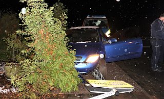Am Ortseingang von Sennelager verunglückte der verdächtigte Flüchtende mit dem gestohlenen Cabrio. - Polizei Paderborn