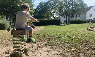 Auf vielen Spielplätzen wurden Geräte abgebaut und bis heute nicht ersetzt. mancherorts herrscht weitgehende Leere. - Felix Eisele