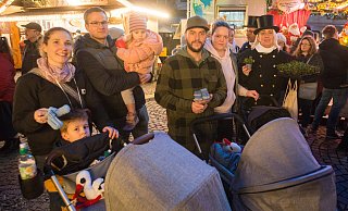 Svantje Büchner (v. l.) mit Levin, Matthäus Büchner mit Merle freuen sich über den am 22. November geborenen Linus (im Kinderwagen). Tim und Jennifer Hebrock sind mit dem am 2. Dezember geborenen Noah zur Ravensberger Himmelspforte gekommen. - Ralf Bittner