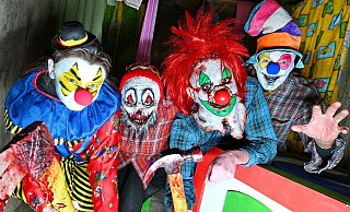Im Haus der Albtäume erwartet die Clowns-Familie die Besucher. - Barbara Franke
