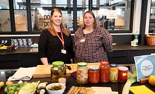 Yvonne Lindemann ujnd Kathrin Störmer retten Lebensmittel. - Frank-Michael Kiel-Steinkamp