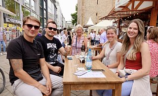 Gute Stimmung am Mittwochabend auf dem Weinmarkt. - Peter Unger