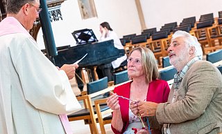 Pfarrer Christian Rasch spricht den Segen für Heidi Pahmeyer und Manfred Dunst. Das Paar hatte während Corona geheiratet und sich spontan für die Segenshochzeit entschieden. - Ralf Bittner