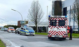 Die Polizei und der Rettungsdienst waren an Karfreitag mit mehreren Fahrzeugen an der Unterkunft in Herzebrock-Clarholz im Einsatz. - Thorsten Heß