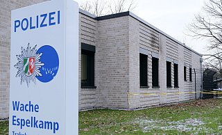 So sieht der Neubau der Polizeiwache in Espelkamp nach dem Brandanschlag aus. - Heike von Schulz
