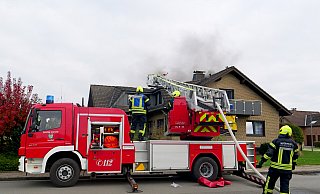 Rund 55 Feuerwehrleute aus Hövelhof und Delbrück bekämpfen einen Dachstuhlbrand bei einem Hövelhofer Bungalow. - Ralph Meyer