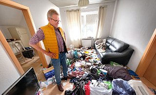 Fassungslos steht Jochen Weithöner im Müll. Das Betreten der Wohnung hat er mit Zeugen dokumentiert. - rr