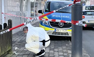 Mitglieder der Mordkommission Torx sichern nach der unvermittelten Attacke auf einen Polizisten Spuren an der Salzufler Straße. - Paul Brinkmann