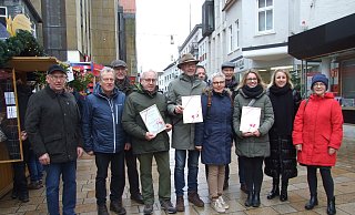 Die Preisträger stellten sich mit Jurymitgliedern zu einem Foto in die Lübbecker Fußgängerzone. Das Foto zeigt (v.l.) Friedhelm Bartling, Werne Klusmeier, Ged Husmeyer, Klaus Bernotat, Helmut Öwermann, Susanne Öwermann-Röding, Peter Schmüser, Anne Nentwich, Frank Haberbsch, Daniela Beckemann-Beihl und Erika Müller. - Karsten Schulz