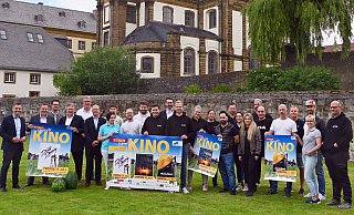 Vorfreude auf „Dirty Dancing“, „Sonne und Beton“ und „Manta Manta – Zwoter Teil“ beim Organisationsteam des Bürener Open-Air-Kino und den Sponsoren. - Stadt Büren