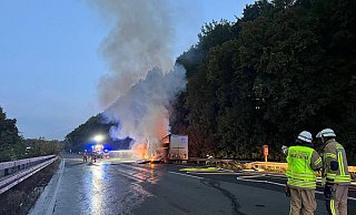 Einsatzkräfte aus Warburg und Marsberg löschen den brennenden Lastzug auf der A44. - Feuerwehr Warburg