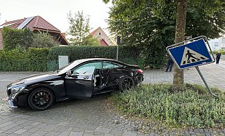 Offenbar mit überhöhter Geschwindigkeit kam am Dienstagmorgen ein mit zwei Personen besetztes Mercedes-Coupé auf der Steinbekestraße von der Fahrbahn ab. - Ralph Meyer