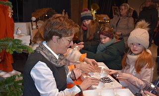 Das Weihnachtsbasteln mit Margret Rüther und Renate Herbst macht den kleinen Festgästen in der Kulturscheune großen Spaß. - Brigitta Wieskotten