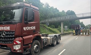 Der Fahrer des LKW-Gespanns blieb bei diesem Unfall unverletzt. - Polizei Paderborn Der Fahrer des LKW-Gespanns blieb bei diesem Unfall unverletzt. - Polizei Paderborn