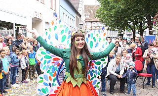 Bekommt ernsthafte Konkurrenz: Das Landesgartenschau-Maskottchen Holli, das hier von Schülerin Greta Albers (16) aus Höxter dargestellt wird. - Burkhard Battran