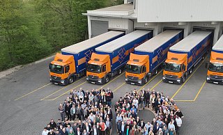 Zum Jubiläum haben die Mitarbeiter auf dem Hof von Wellcarton eine 50 gebildet. Sie wurden von einer Drohne fotografiert. - Wellcarton