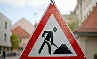 Wegen Kanalarbeiten ist die Sperrung der Marienfelder Straße nötig. - Verwendung weltweit