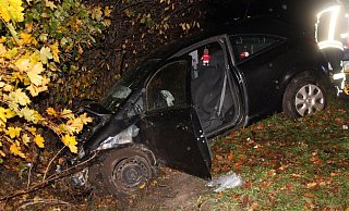Das Auto musste nach dem Unfall in Stemwede abgeschleppt werden. - Polizei Minden-Lübbecke