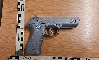 Die sogenannte Anscheinswaffe des 50-Jährigen wurde durch Beamte der Bundespolizei sichergestellt. - Bundespolizei Paderborn