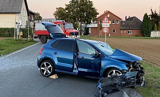 Vorne ist der verunfallte Pkw zu sehen, hinten der Wagen der Feuerwehr. - Feuerwehr Pr. Oldendorf