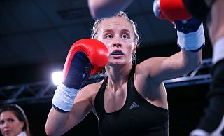 Profiboxerin: Die 22-jährige Gütersloherin Michelle Klich kämpft am Freitag in Berlin gegen die erfahrene Tschechin Helena Drbohlavova. - www.torstenhelmke.de