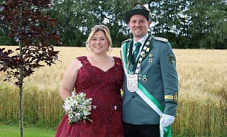 Die Majestäten Maren und Marcel Schwabe genießen den Festsonntag in Lippling, der das Ende ihrer einjährigen Regentschaft einläutet. - Regina Brucksch
