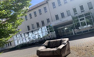 Das frühere Bürener St.-Nikolaus-Hospital ging 2010 in die Insolvenz. Das Gebäude steht leer. Mehrfach ist eingebrochen worden. - Jens Reddeker