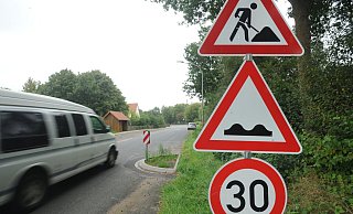 Verkehrsschilder weisen wie hier in Niedermehnen auf Gefahrenstellen hin. In jüngster Zeit werden solche Schilder in Stemwede gestohlen. - Joern Spreen-Ledebur