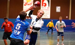 Jöllenbecks Justus Clausing setzt gegen den Braker Luis Merschieve zu einem seiner vier Tore an. Foto: Peter Unger - Peter Unger