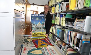 Stadtarchivar und Museumsleiter Dirk Brassel zeigt die Plakate vom Annentag aus den 70er-, 80er- und 90er-Jahren, die im Stadtarchiv lagern. - Simone Flörke
