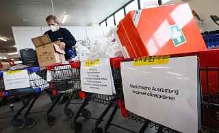 Vladyslav Rudiy-Trypolskyi und seine Kollegen sammeln Hilfsgüter für die Ukraine. Das Bild zeigt eine Sammelstelle unter anderem für medizinisches Material in Hamburg. - Christian Charisius/dpa