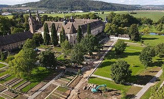 Zu Füßen des 1.200-jährigen Corveyer Westwerks entsteht im Schutz hoher Klostermauern der sogenannte Remtergarten, der mit botanischen Kostbarkeiten, heilsamen Kräutern, alten Gemüsesorten und einer Outdoorküche punkten will. Diese Drohnenaufnahme entstand bei den Bauarbeiten im Herbst. - LGS 2023 Höxter/Maike Koegel