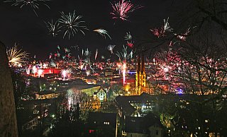 Obwohl noch eine Weile hin ist zu Silvester, wird über das Feuerwerk - so wie hier vor ein paar Jahren über den Dächern der Stadt - bereits jetzt diskutiert. Oft sehr undiffernziert, sagt ein Experte. - Sarah Jonek