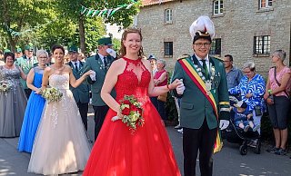 Bestes Umzugswetter: Heike Puls-Dewender und Jörg Müller strahlten am Sonntag in Siddessen mit der Sonne um die Wette. - Manuela Puls