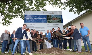 Bürgermeister Kai Abruszat und Vertreter von Rat und Verwaltung, Stemweder-Berg-Schule, Verein für Jugend-, Freizeit und Kultur (JFK) Stemwede, Kita Wiesenpiraten sowie der Architekten, Planer und ausführenden Unternehmen trafen sich jetzt zum offiziellen Spatenstich für das Jugend-, Sport- und Freizeitzentrum Stemwede in Wehdem. - Sonja Rohlfing