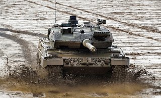 Ein Kampfpanzer der Bundeswehr vom Typ Leopard 2A6 fährt während einer Gefechtsvorführung über den Übungsplatz Munster. - dpa/Philipp Schulze