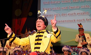 Bürgermeister Michael Dreier ist als quietschgelbe Biene Maja Star der Freitagssitzung. Nach der Verleihung mit dem Orden ohne Namen für einen guten Namen erntet der Hobbyimker mit einer gereimten Büttenrede und gekonnten Gesangseinlagen frenetischen Applaus. - Regina Brucksch