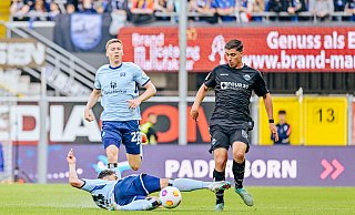 SCP-Stürmer Koen Kostons (r.), der das 1:0 erzielte, wird hier von HSV-Akteur Ludovit Reis gestoppt. - Besim Mazhiqi