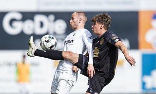 Hängen geblieben: Rödinghausens Patrick Kurzen (l.) wird hier von Bonns Marcel Kaiser ausgebremst. - Noah Wedel