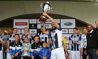 Arminia-Kapitän David Ulm präsentiert stolz den Klosterpforten-Cup. Foto: Robert Becker - Robert Becker