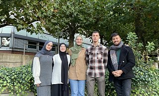 Das Leitungsteam um Maryam Salameh (v.l.), Yaven Albayrak, Meryem Alakus, Batuhan Sisaneci, Mohammad Faruq Afghanyar freuen sich auf die Aktionswoche Charity Week unter dem Motto "Natur". - Dana Johanna Stoll