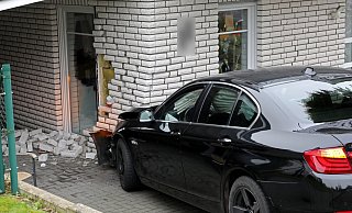 Die Hauswand wurde vom Aufprall des Fahrzeugs in Mitleidenschaft gezogen. - Frank-Michael Kiel-Steinkamp