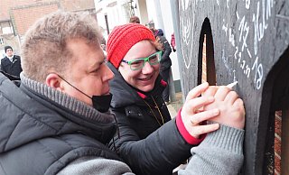 Gemeinsam verewigten sich Anika und Thomas Rieks auf dem Oberschenkel der schwarzen Wanderkatze. - Josef Köhne